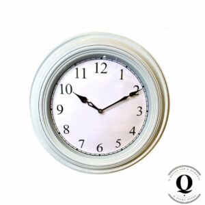 valkoinen tyylikäs kello, jossa kelotaulu on valkoinen ja siinä selkeät suuret mustat numerot.