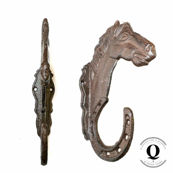 Hevosen pää ja hevosen kenkä yhdistettynä upeaksi naulakoksi joka on valmistettu valuraudasta.