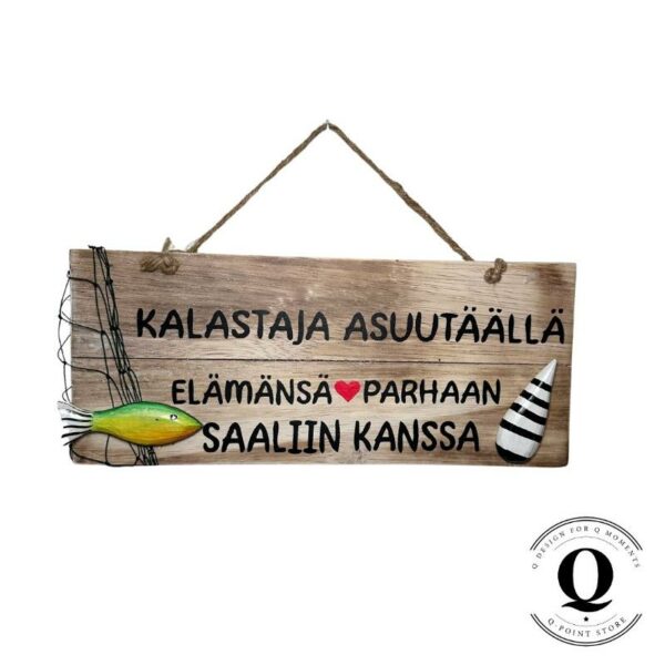 Kyltti__kalastaja_asuu_taalla_elamansa_parhaan_saaliin_kanssa