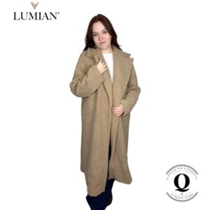 Pitkä ja pehmeä teddytakki on ylellinen ja muhkea johon on ihana kietoutua. Takki on Lumian malliston suosikki