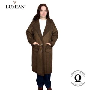 Puolipitkä kelsitakki keinonahasta on eläinystävällinen. Syksyn trendikkäin takki huokuu Yellow stonen tyyliä.