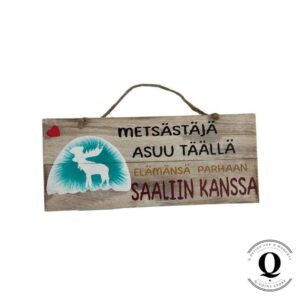 Kyltti, metsästäjä asuu täällä...