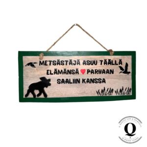 Metsästäjä asuu täällä – hauska puinen kyltti