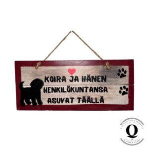 Koira ja hänen henkilökuntansa asuvat täällä – puinen kyltti