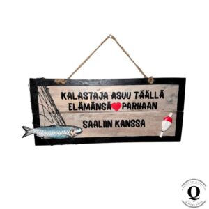 Kalastaja asuu täällä – hauska puinen kyltti