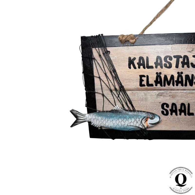 OKA_004_Kalastaja_asuu_taalla_hauska_puinen_kyltti_1_jpg
