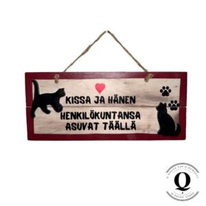 Kissa ja hänen henkilökuntansa asuvat täällä – puinen kissakyltti