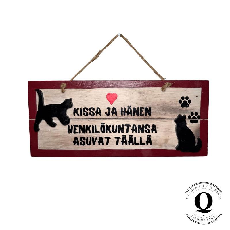 Kissa ja hänen henkilökuntansa asuvat täällä – puinen kissakyltti