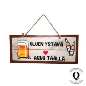 Oluen ystävä asuu täällä – puinen kyltti